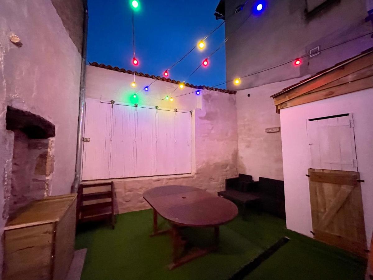 La Carree Des Amis Villa Lusignan Bagian luar foto